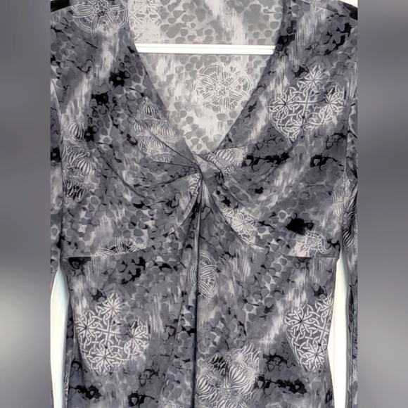 Women's (Size S/M) V-Neck Top With Faux Gathering Feature & Wide Sleeves - Picture 4 of 13